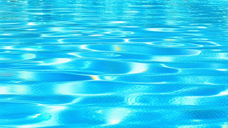 Économiser l’eau de la piscine : conseils pratiques en période de sécheresse